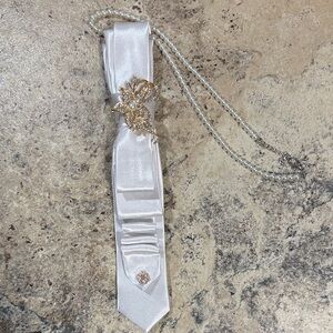 Elegant White Tie with Gold Brooch for a special wedding